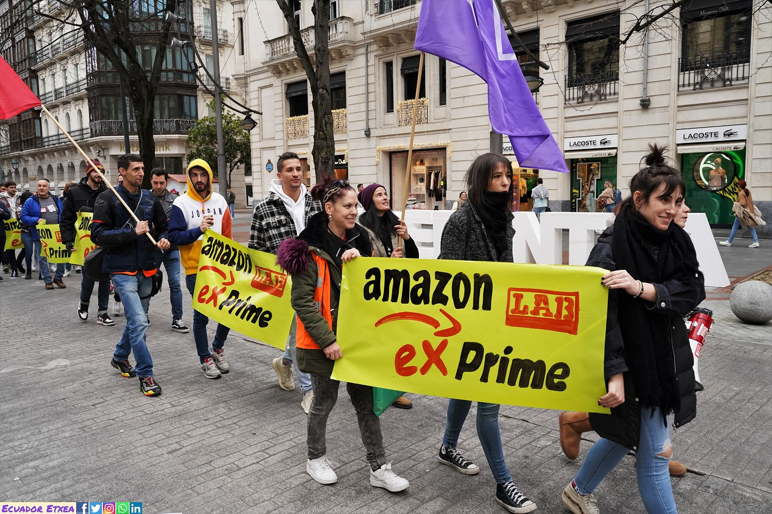 La plantilla de Amazon Trapagaran en la movilización de este jueves en Bilbao. / EP