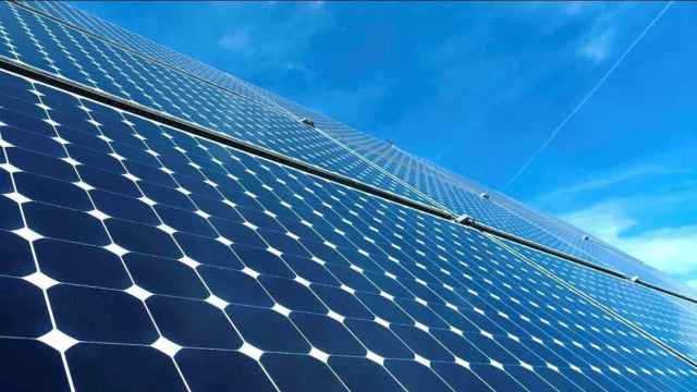 Instalacin de placas solares, base de la energa fotovoltaica en la que se centra el negocio de Enerside Energy