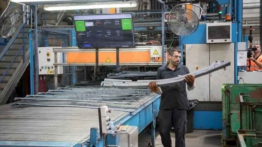 Un trabajador en una planta de una empresa vasca. / EP