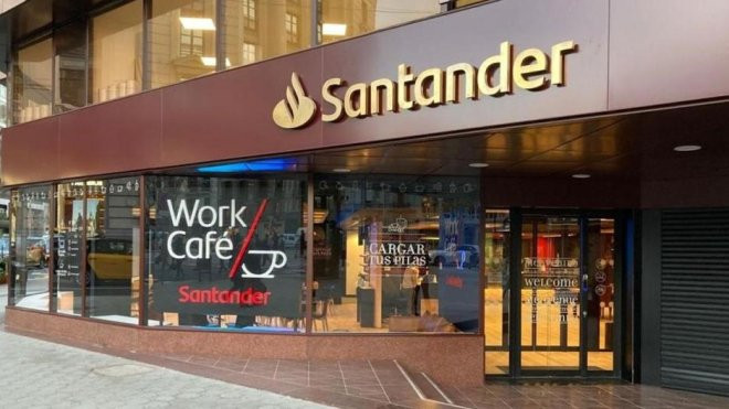 Imagen del exterior de una oficina de Banco Santander / EP