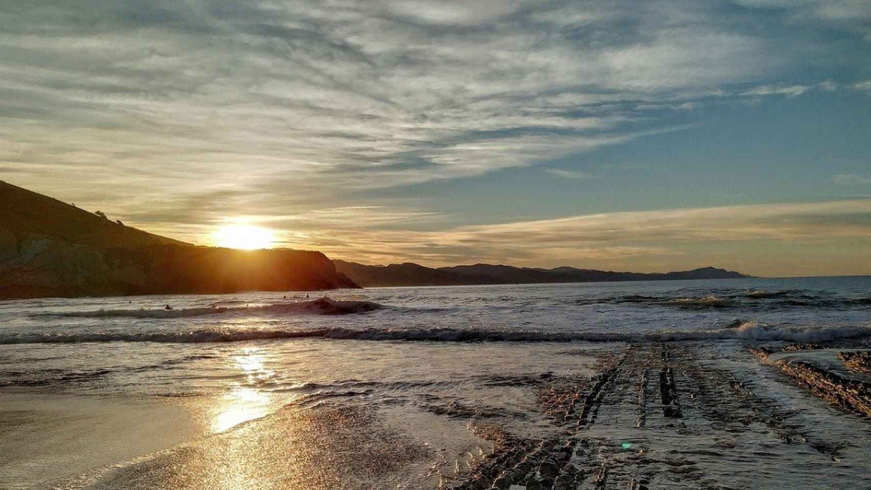 Atardecer en Itzurun (Zumaia), una de las playas vascas ms bellas /  CrisFG EN PIXABAY