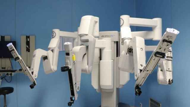 Imagen del robot quirrgico Da Vinci / QUIRNSALUD