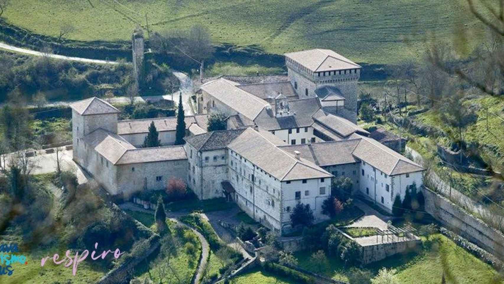 Vista del complejo de Quejana, en Ayala. / alavaturismo.eus