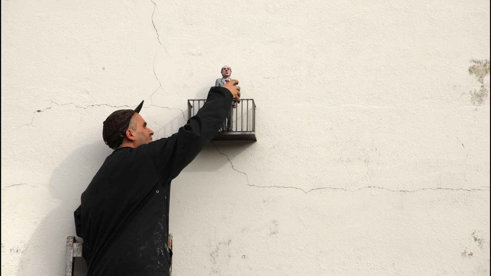 El artista gallego afincado en Bilbao, Isaac Cordal, coloca una de sus esculturas en esta imagen de archivo. IAN COX