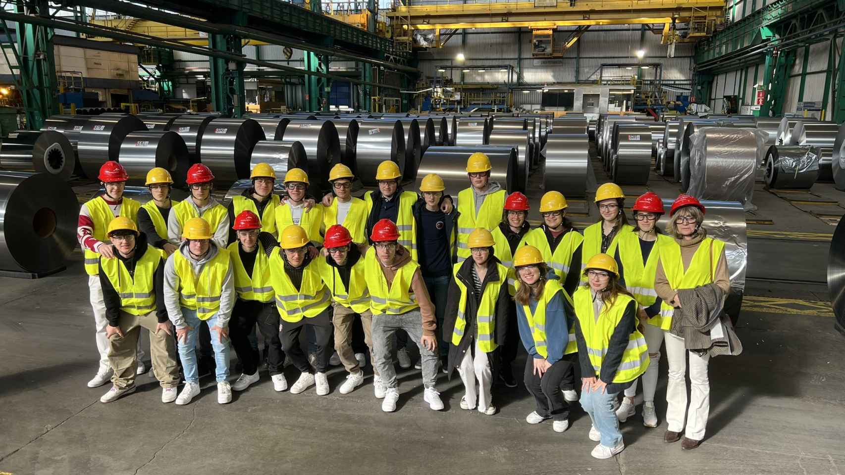 Visita de alumnos de un centro escolar a la planta de ArcelorMittal Etxebarri, sede de las negociaciones del convenio, en una jornada organizada por FVEM / Twitter