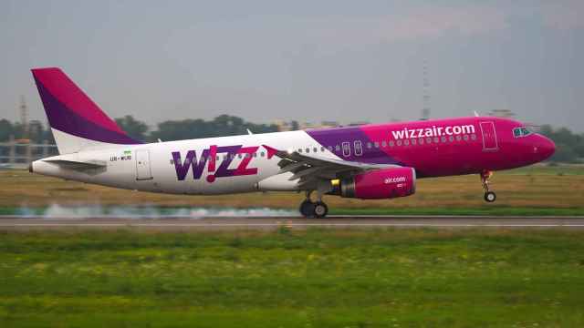 Un Airbus 320 de Wizz Air en una pista de aterrizaje