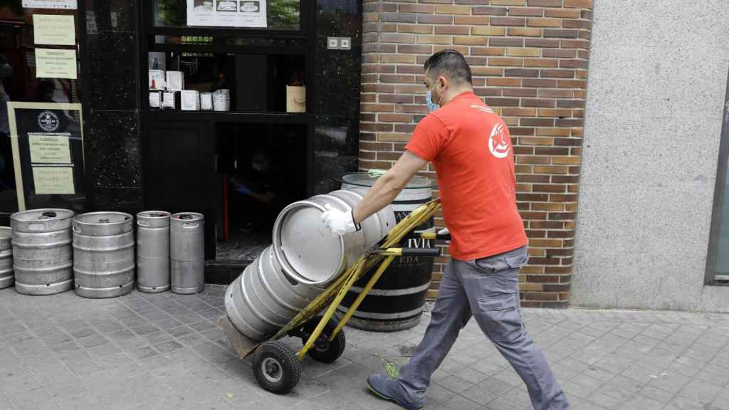 Un repartidor de cerveza accede a un establecimiento de hostelera / EP