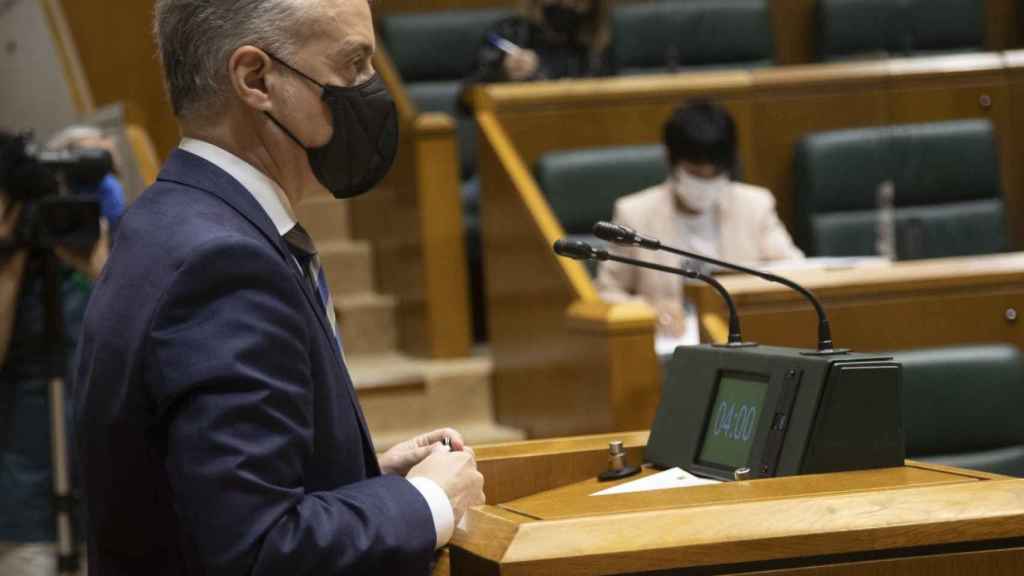 El lehendakari Urkullu interviene en el Parlamento, con Maddalen Iriarte (EH Bildu) en su escao. / EP