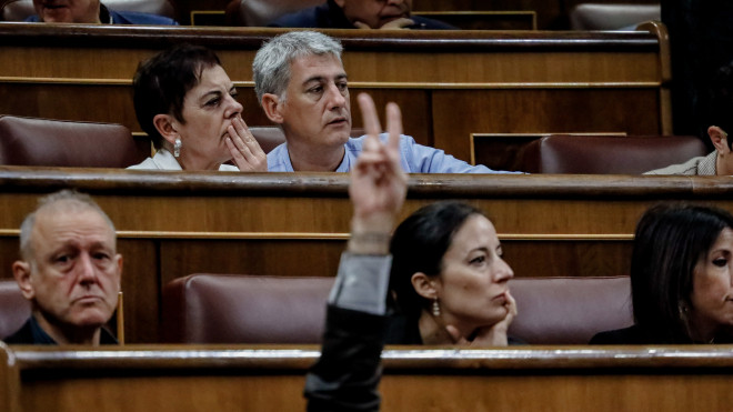 Los diputados de EH Bildu Mertxe Aizpurua, y Oskar Matute, durante una sesión plenaria en el Congreso de los Diputados / Carlos Luján (Europa Press)