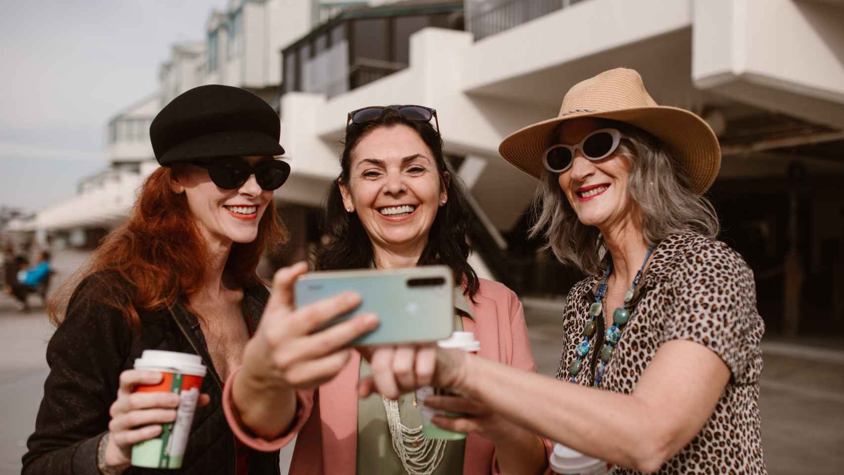 Un numeroso grupo de mujeres trata de acabar con el mito de que al llegar al climaterio, las puertas se cierran. /pexels