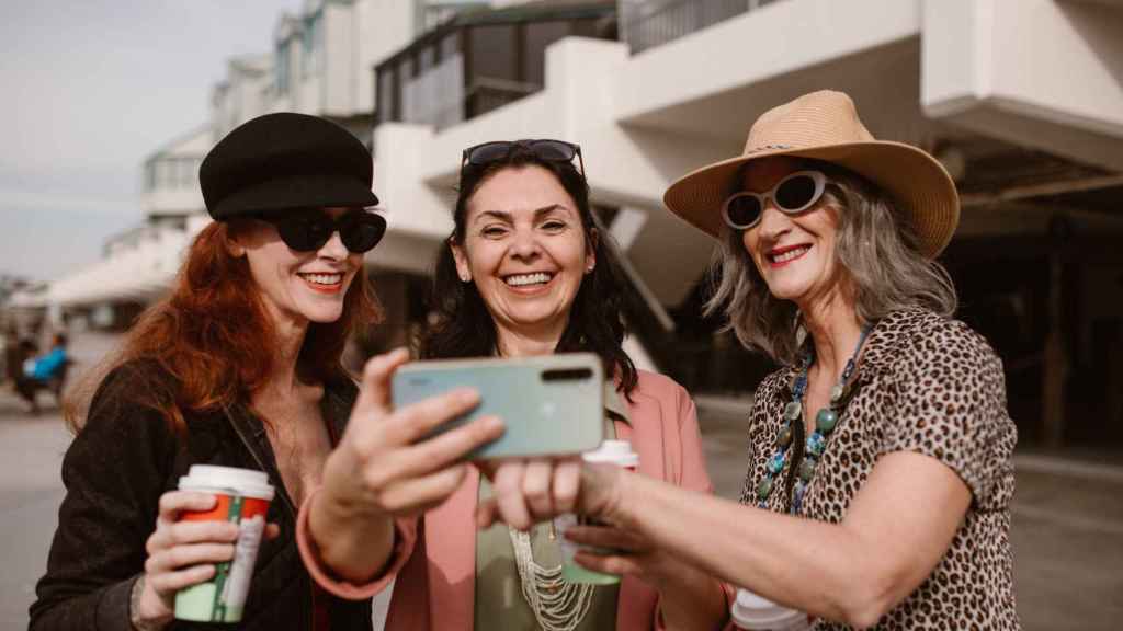 Un numeroso grupo de mujeres trata de acabar con el mito de que al llegar al climaterio, las puertas se cierran. /pexels