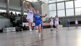 Jugadoras en el transcurso de un partido de baloncesto en lava. / Twitter @basketaraba