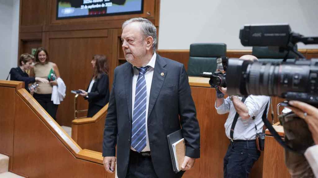 El consejero de Hacienda, Pedro Azpiazu, durante una sesin del Parlamento Vasco / Europa Press