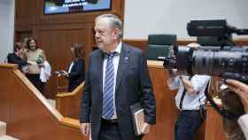 El consejero de Hacienda, Pedro Azpiazu, durante una sesin del Parlamento Vasco / Europa Press