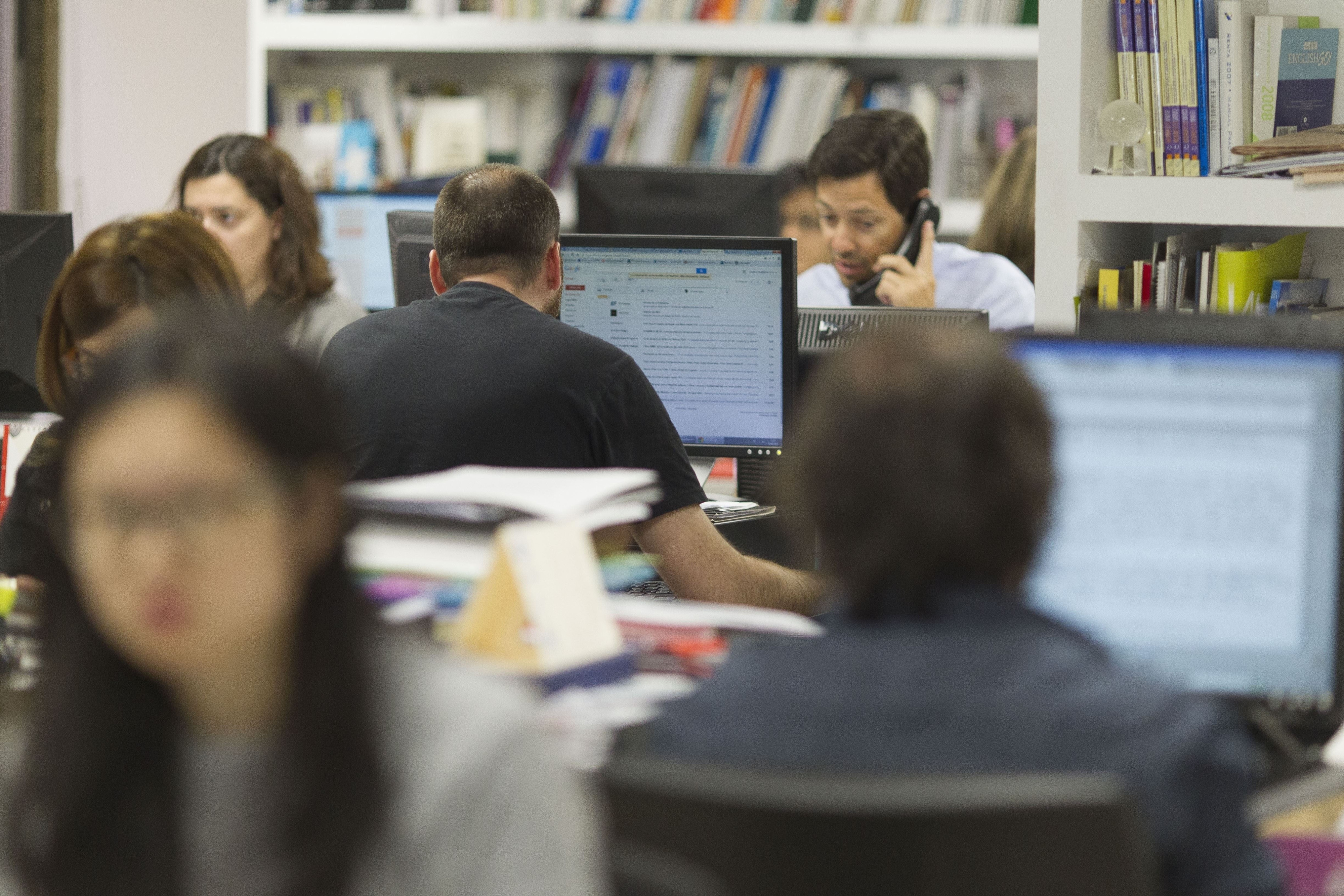 Trabajadores en una oficina. / EP