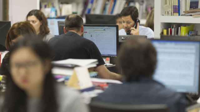 Trabajadores en una oficina. / EP