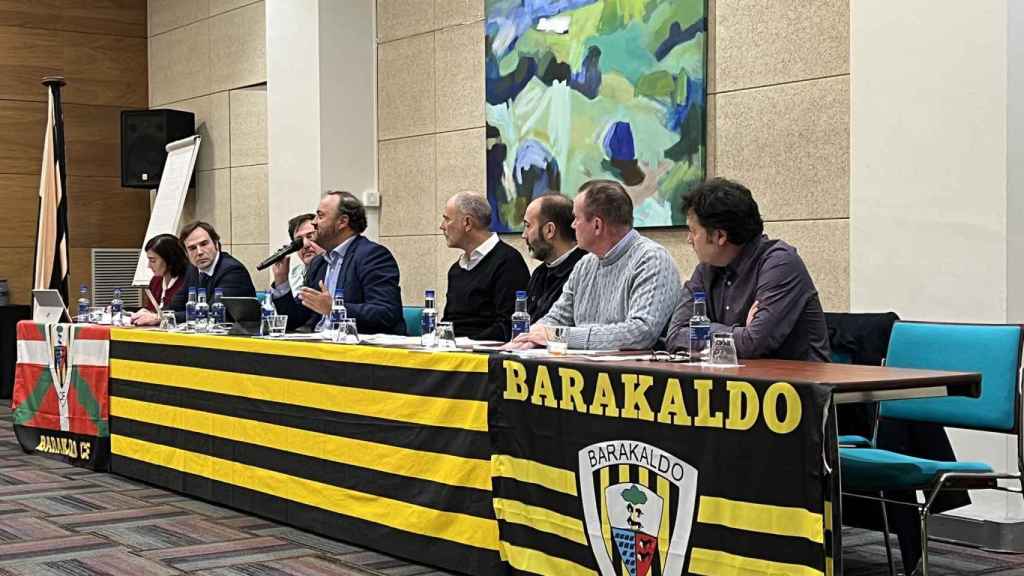 Joseba Lekube se dirige a los accionistas del Barakaldo durante la ltima junta de accionistas / Barakaldo C.F.