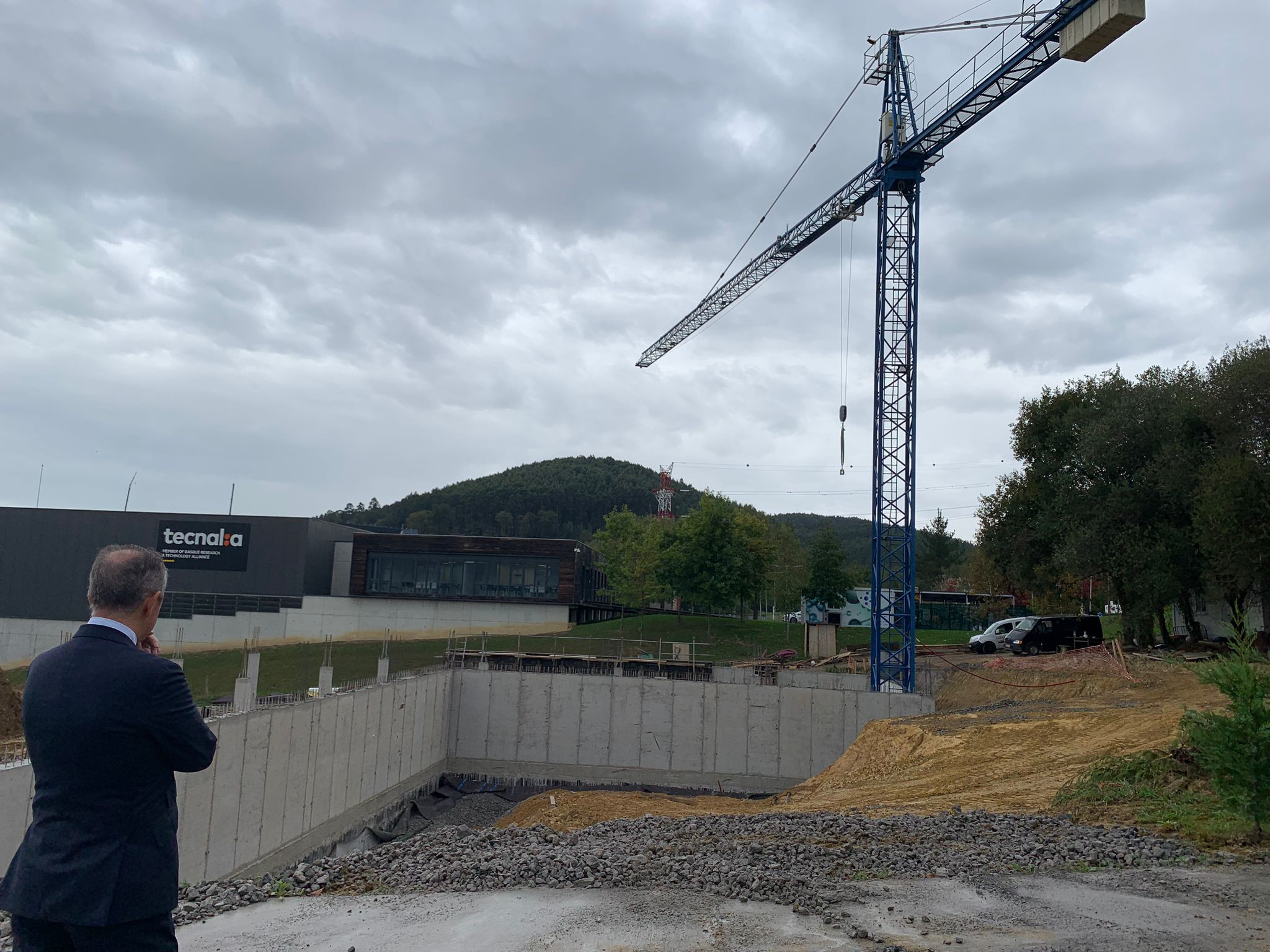 Asier Albizu, CEO de Biolan, frente a las obras de las nuevas instalaciones que prepara la compañía / CV