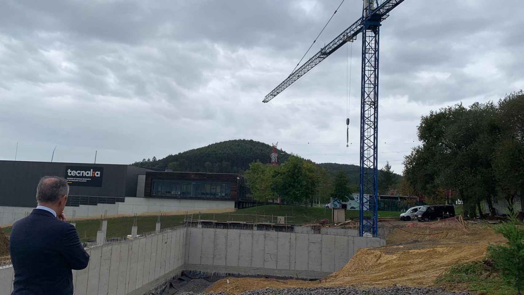 Asier Albizu, CEO de Biolan, frente a las obras de las nuevas instalaciones que prepara la compaa / CV