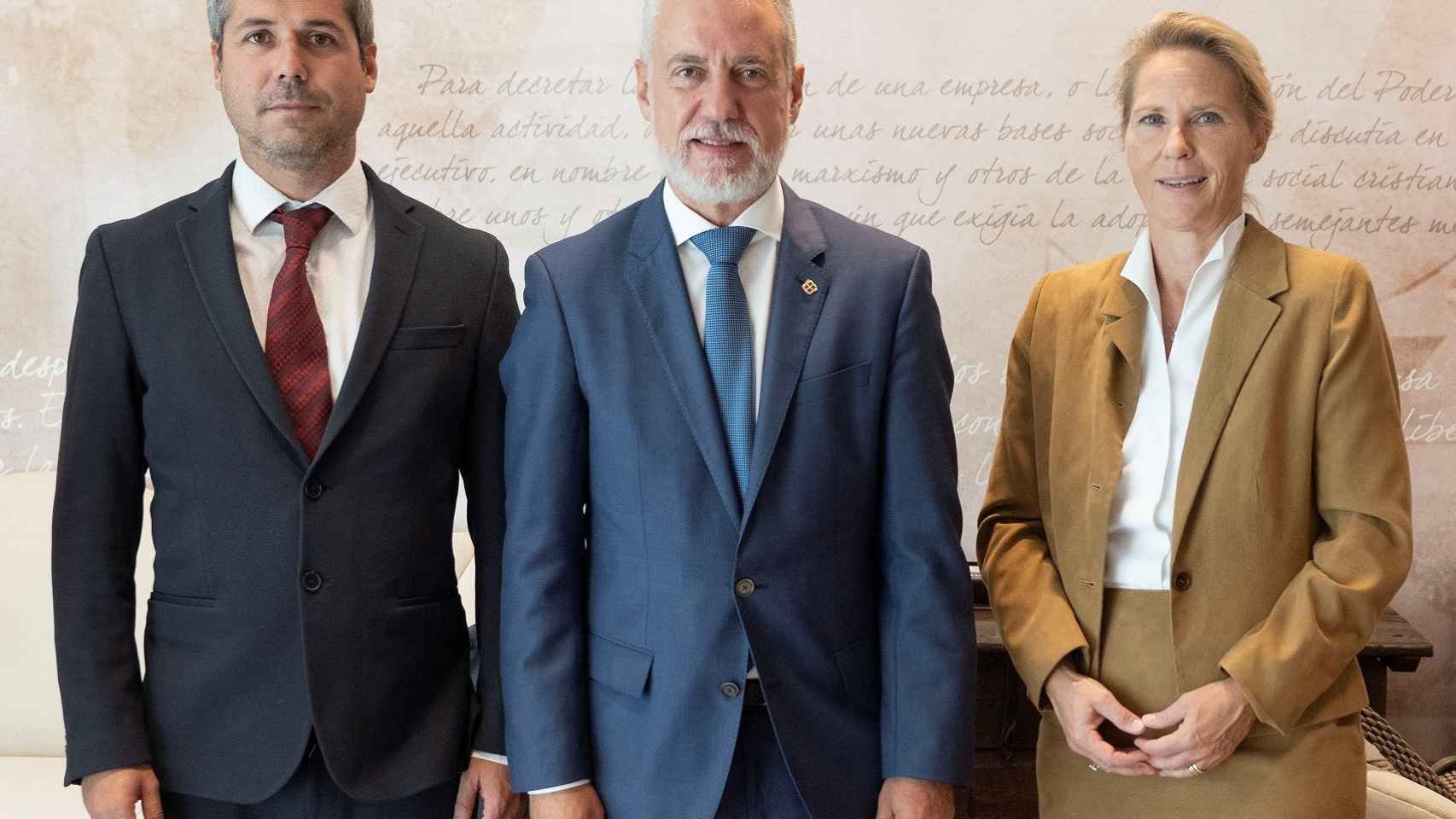 Los directivos de Statkraft, Barbara Flesche y Jos Miguel Ferrer, con el lehendakari / CV