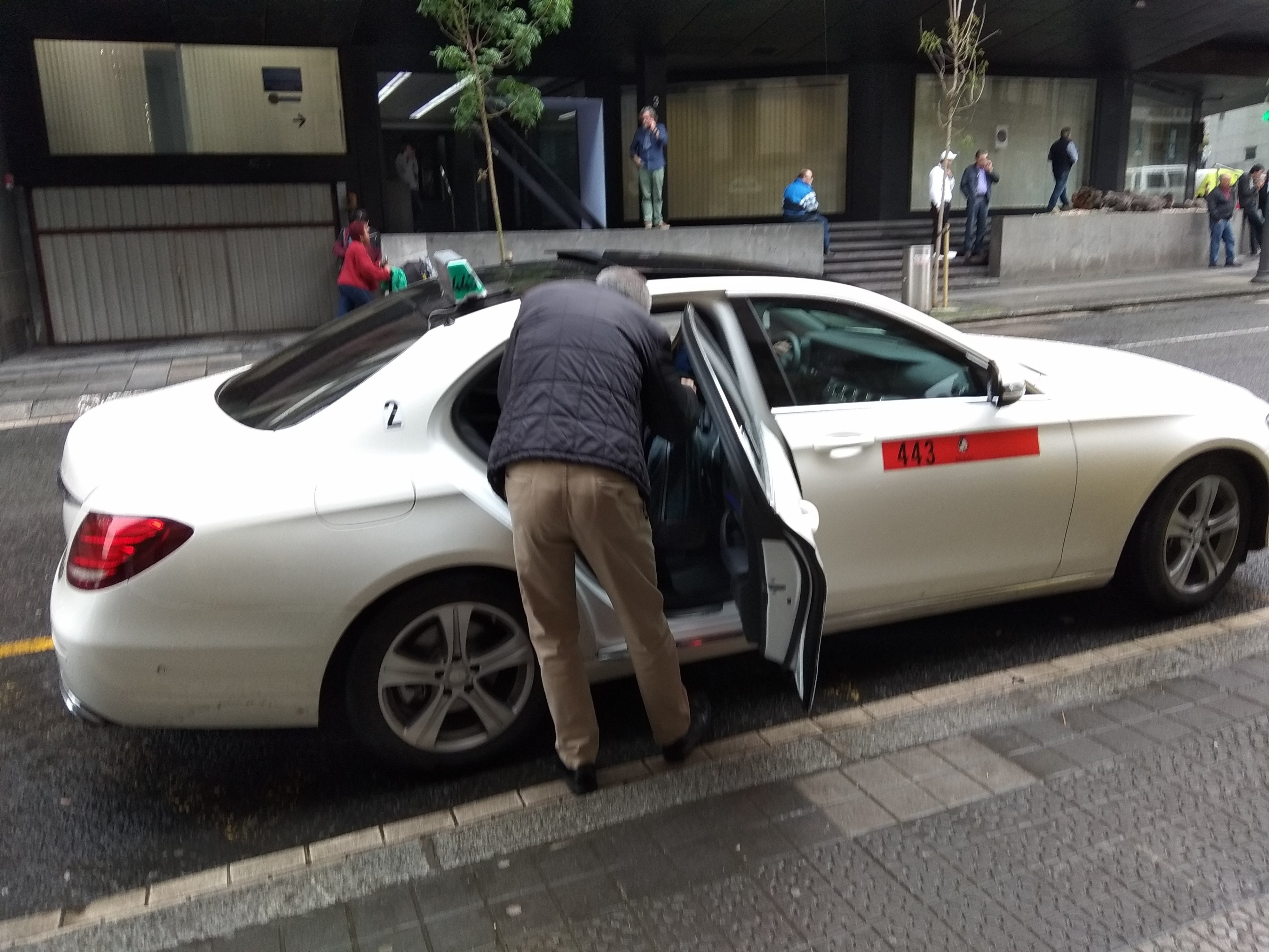 Un hombre se dispone a entrar en un taxi en Bilbao /EP