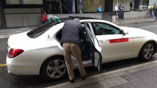 Un hombre se dispone a entrar en un taxi en Bilbao /EP