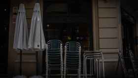 Vista de un local de hostelera cerrado tras las medidas restrictivas aplicadas por el Gobierno vasco. / EP