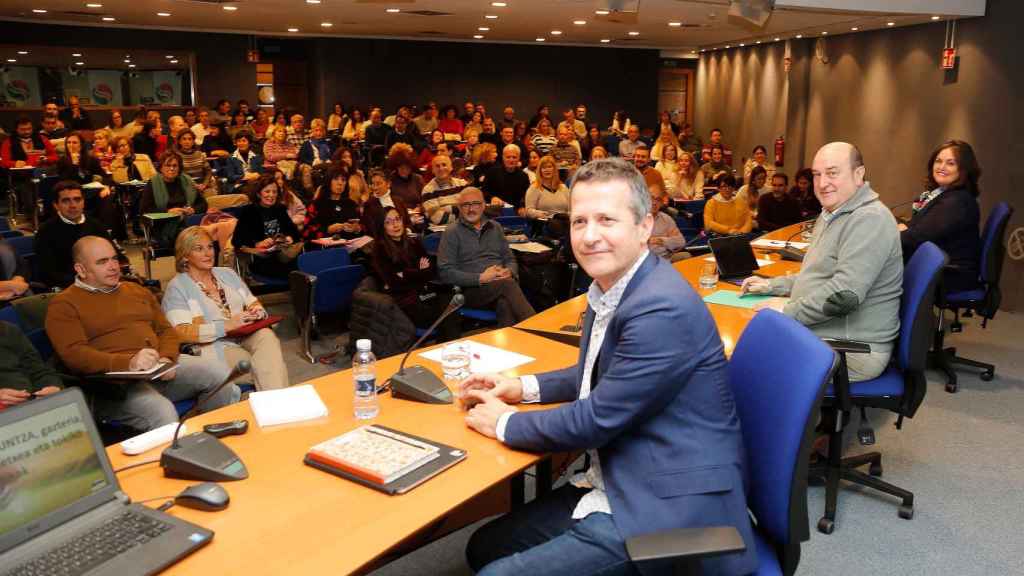 Jokin Bildarratz, Andoni Ortuzar y Ana Esther Furundarena en el acto del PNV sobre educacin. / PNV