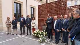 Representantes de PP y Cs a las puertas del Parlamento vasco. / EFE