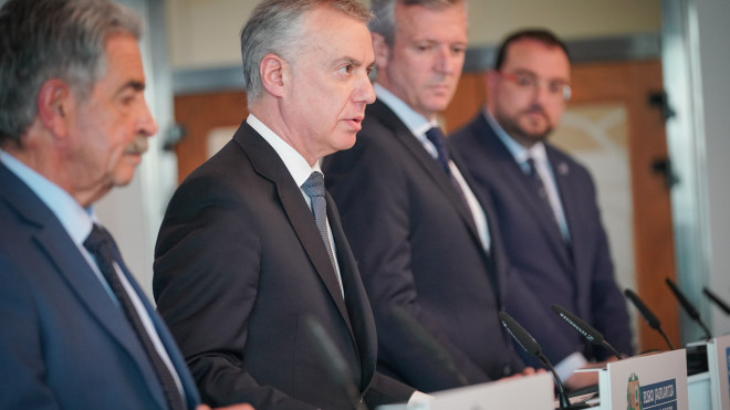 El lehendakari, Iñigo Urkullu, junto a los presidentes autonómicos Miguel Ángel Revilla, Alfonso Rueda y Adrián Barbón  / Europa Press