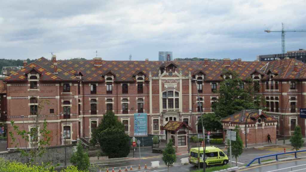 Detienen a una mujer por cortar con un vidrio el cuello de su expareja en el barrio de Santutxu / EFE