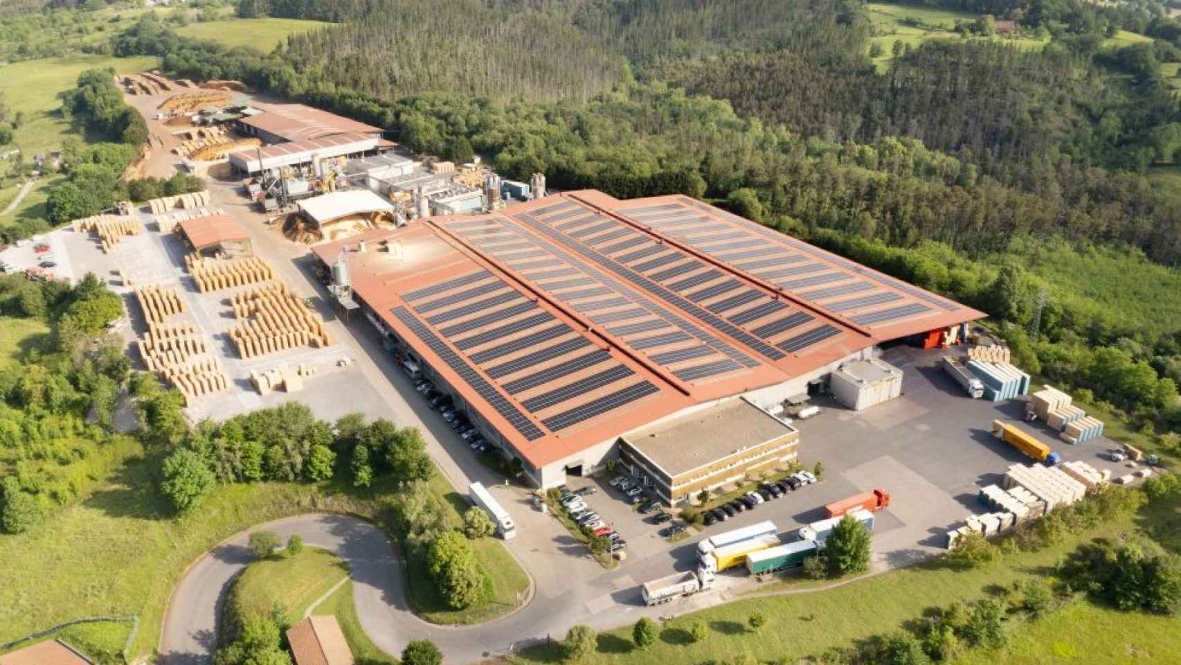 El edificio principal de Ebaki cubierto con placas solares