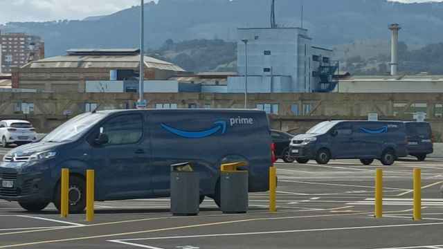 El aparcamiento de Amazon en Trapagaran, ubicado en el polgono Ibarzaharra / CV