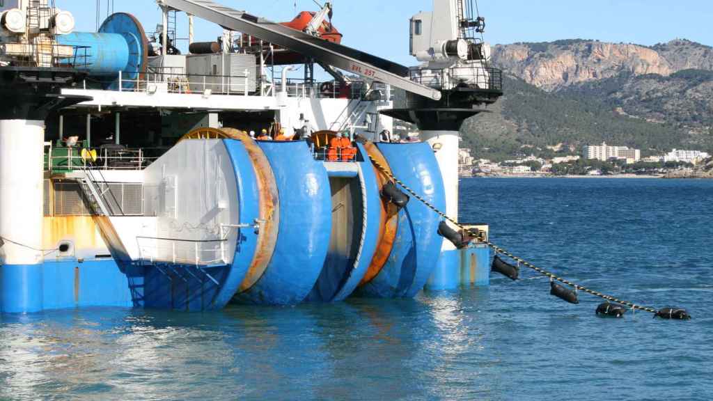 Instalacin de una red de cableado elctrico submarino por parte de Red Elctrica / CV