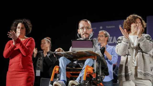 El portavoz de Unidas Podemos en el Congreso, Pablo Echenique (c), junto a la coordinadora general de Podemos Euskadi, Pilar Garrido (d), y la candidata a la alcalda de Bilbao, Ana Vials, este sbado en Vitoria. / EFE