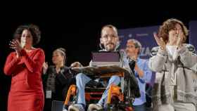 El portavoz de Unidas Podemos en el Congreso, Pablo Echenique (c), junto a la coordinadora general de Podemos Euskadi, Pilar Garrido (d), y la candidata a la alcalda de Bilbao, Ana Vials, este sbado en Vitoria. / EFE