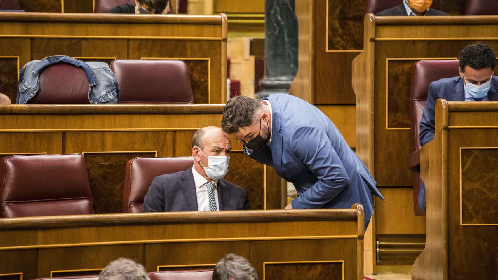 El diputado del PNV Joseba Agirretxea conversa en el Congreso con el portavoz de ERC Gabriel Rufin./ EP