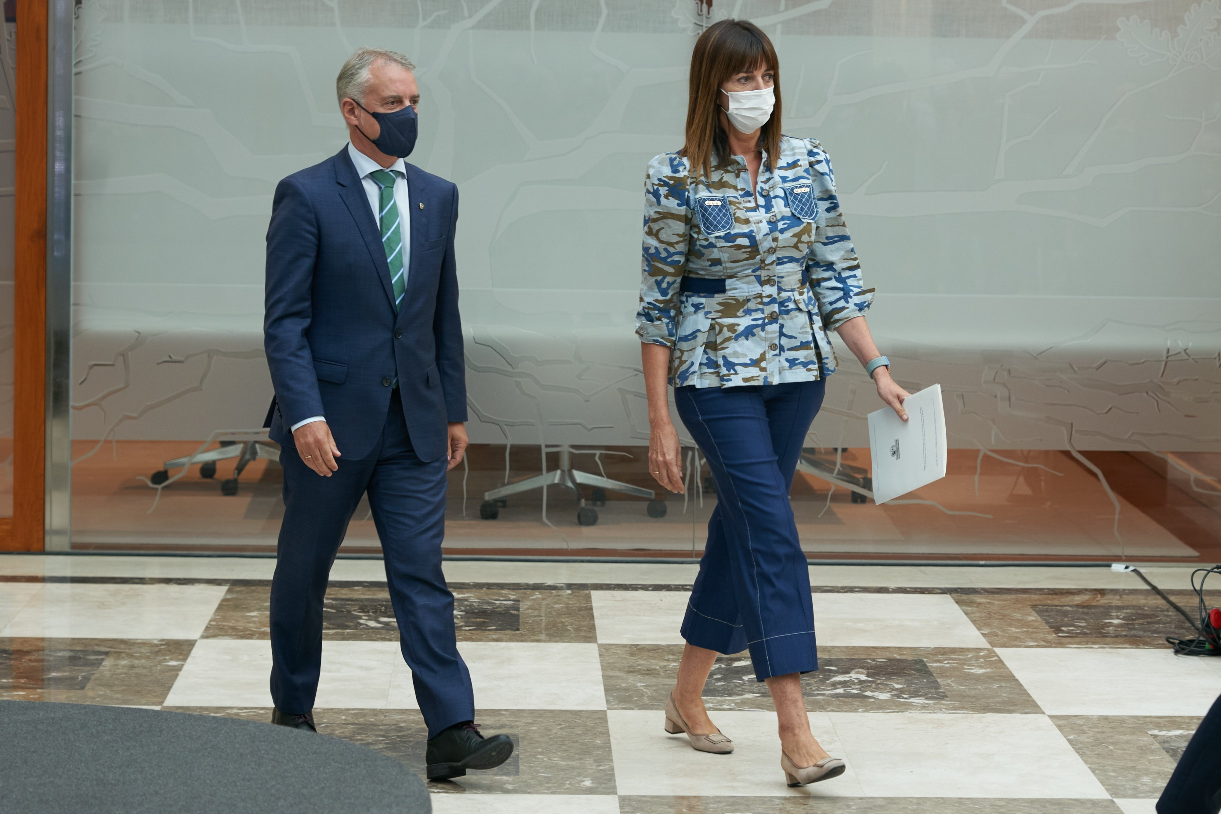 El lehendakari Urkullu camina con la vicelehendakari Idoia Mendia./ EP