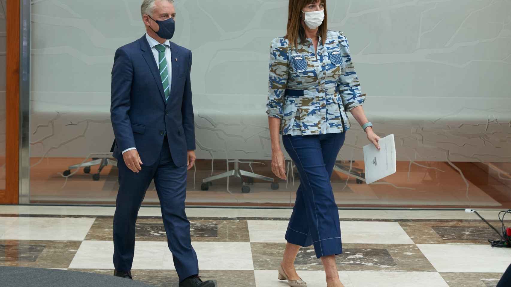 El lehendakari Urkullu camina con la vicelehendakari Idoia Mendia./ EP