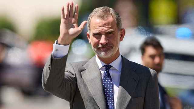 El rey Felipe VI saluda a su llegada al homenaje de Miguel ngel Blanco en Ermua / EP