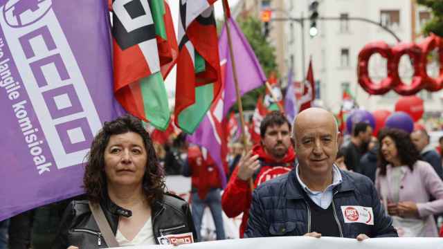 La secretaria general de CCOO, Loli Garca, junto a su homlogo en UGT, Ral Arza, durante la manifestacin de 1 de Mayo en Bilbao / Luis Tejido (EFE)