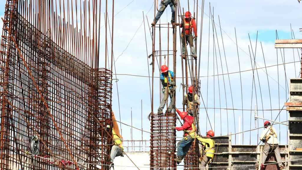 Trabajadores de la construccin, en una imagen de archivo / Josu I Ramos (Unsplash)