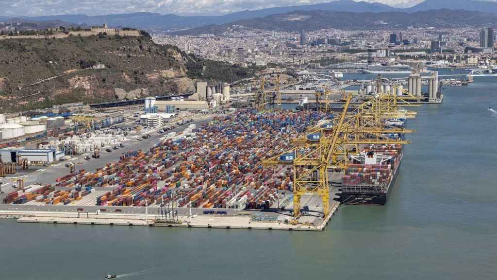 Contenedores para exportaciones en el Puerto de Barcelona / EUROPA PRESS