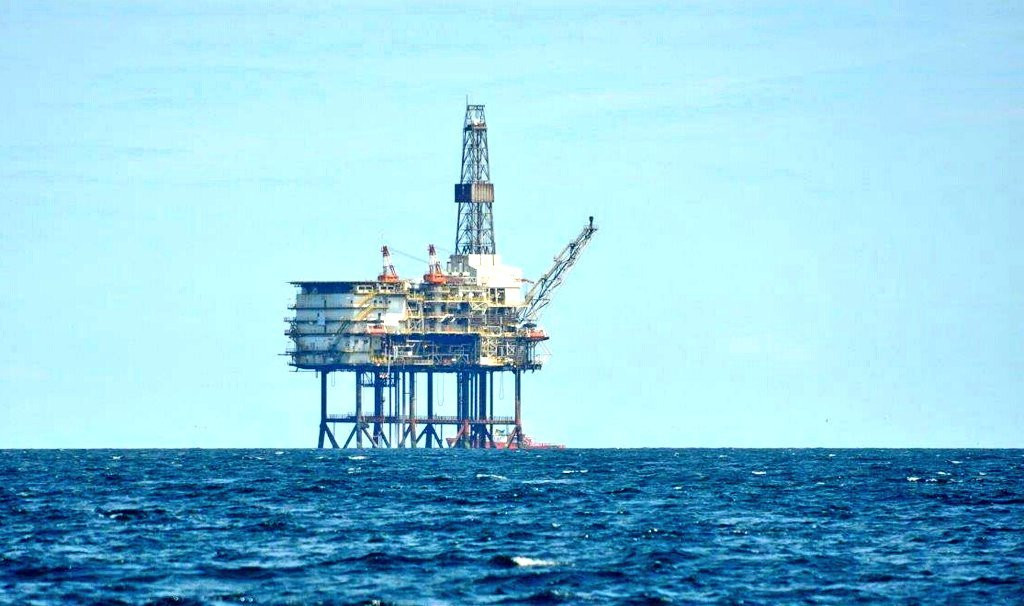 Plataforma La Gaviota, frente a la costa de Bermeo.