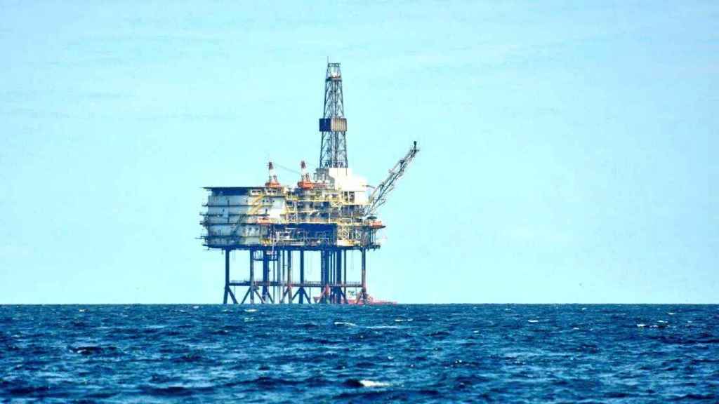 Plataforma La Gaviota, frente a la costa de Bermeo.