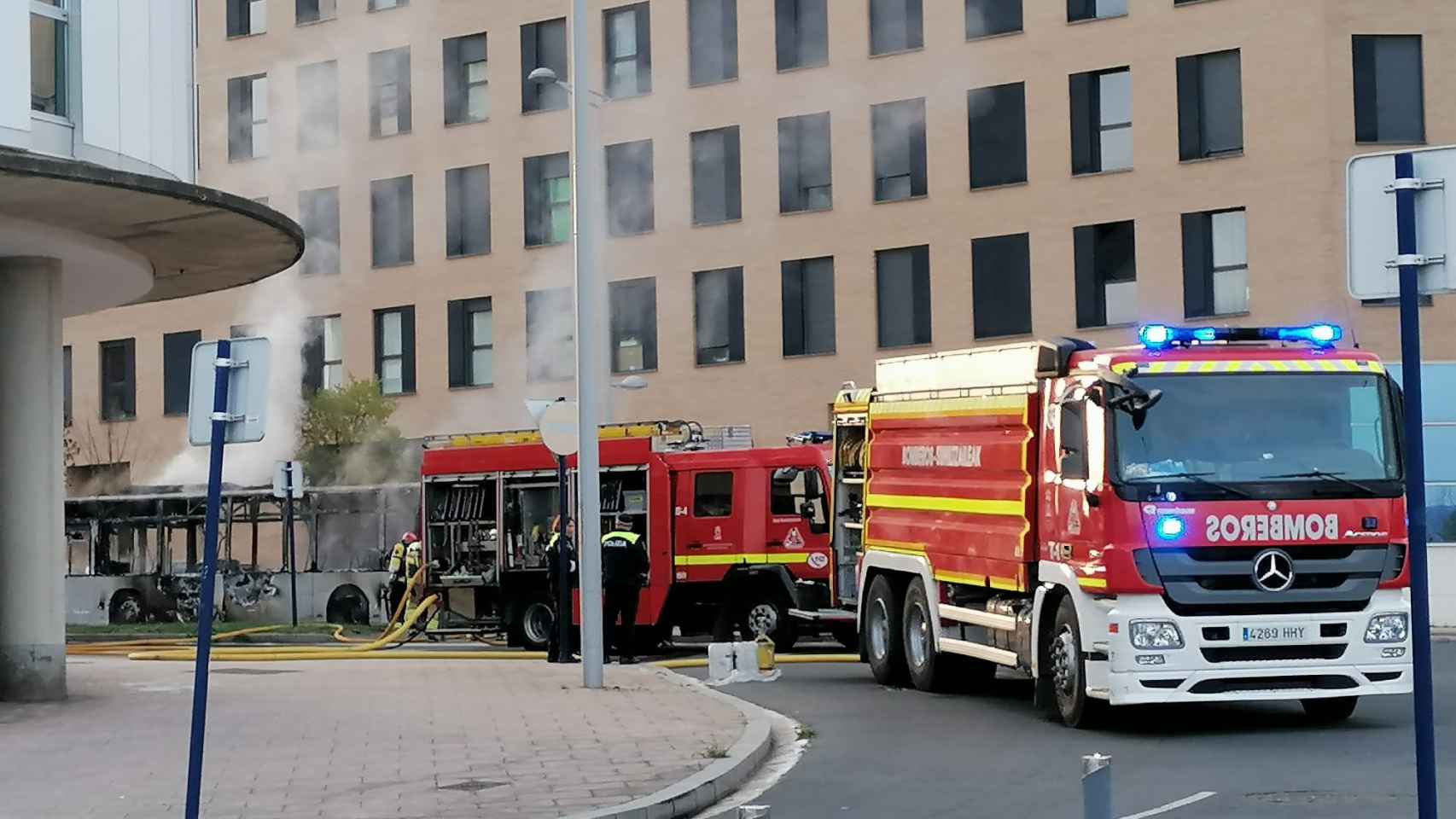 Imagen del autobs calcinado en Vitoria / Twitter Bomberos Euskadi