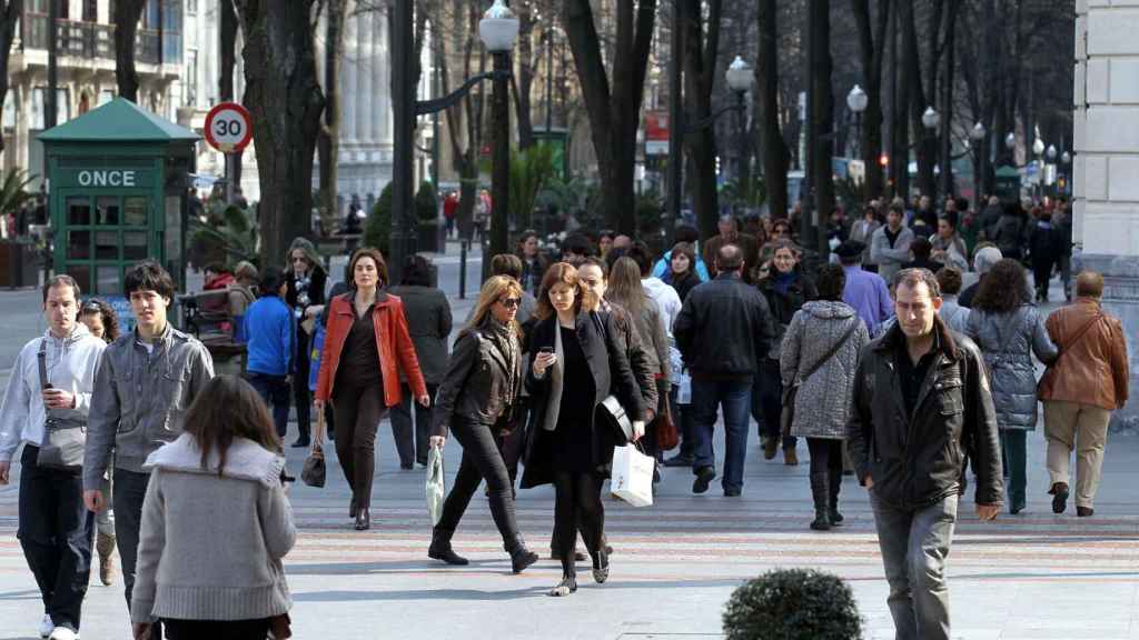 Ciudadanos vascos pasean por la calle / ARCHIVO