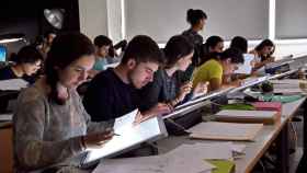 Grupo de universitarios en un aula de la UPV. / EP