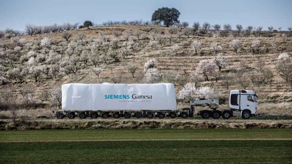 Un camin transporta una nacelle de Gamesa para su instalacin en un parque elico / AEE