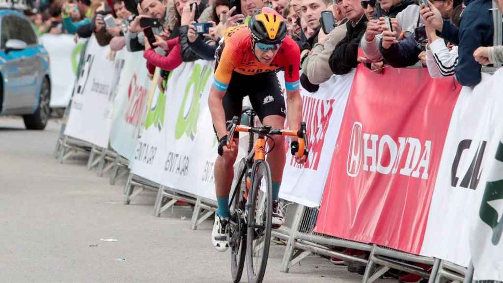 Mikel Landa llegando a meta en una carrera anterior. / EFE